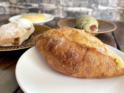 ベーカリースクエアで「JUNIBUN BAKERY」白い明太フランス、「MAISON ICHI」いちじくとピスタチオパン食べた／横浜高島屋