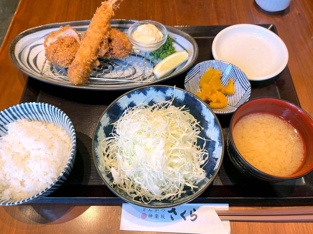 とんかつ「馬車道さくら」で日替わり4種盛り定食、海老フライミックス定食食べた！／横浜・馬車道