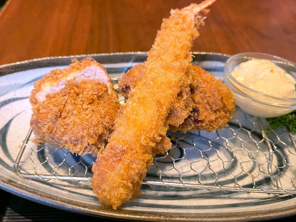 とんかつ「馬車道さくら」で日替わり4種盛り定食、海老フライミックス定食食べた！／横浜・馬車道