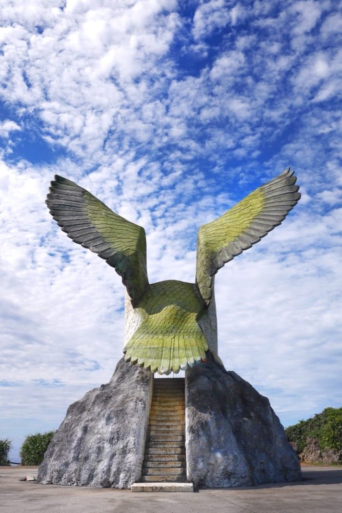 渡り鳥「サシバ」の形を模したフナウサギバナタ展望台／宮古島・伊良部島