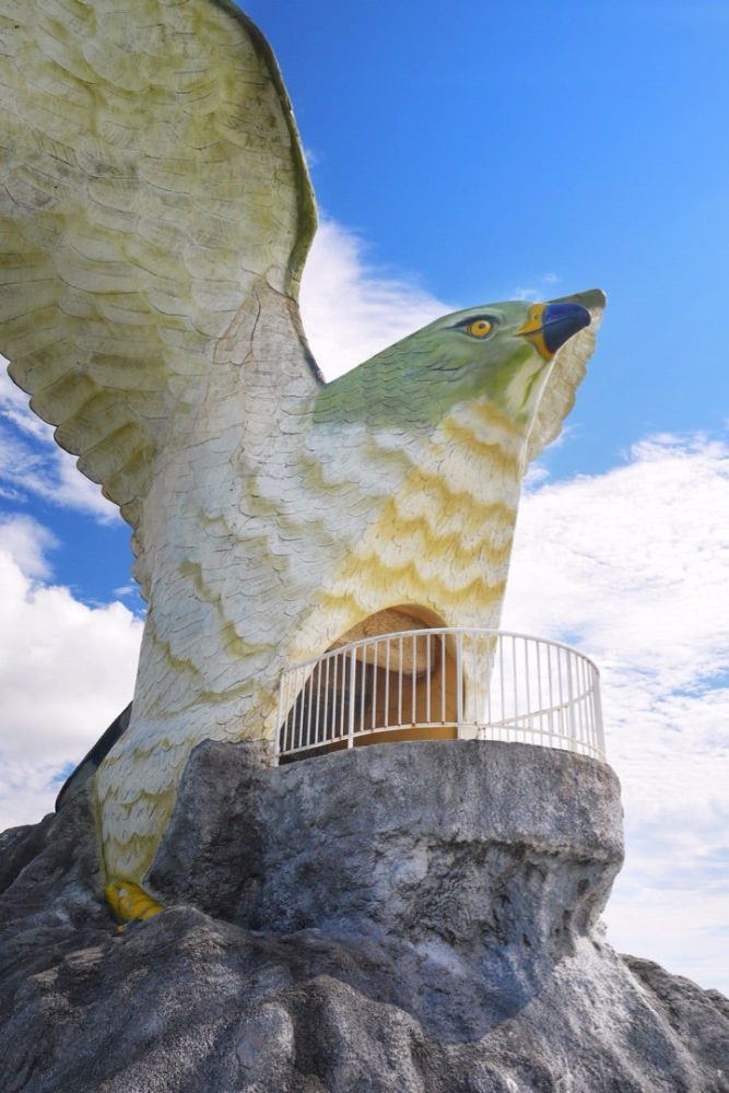 渡り鳥「サシバ」の形を模したフナウサギバナタ展望台／宮古島・伊良部島