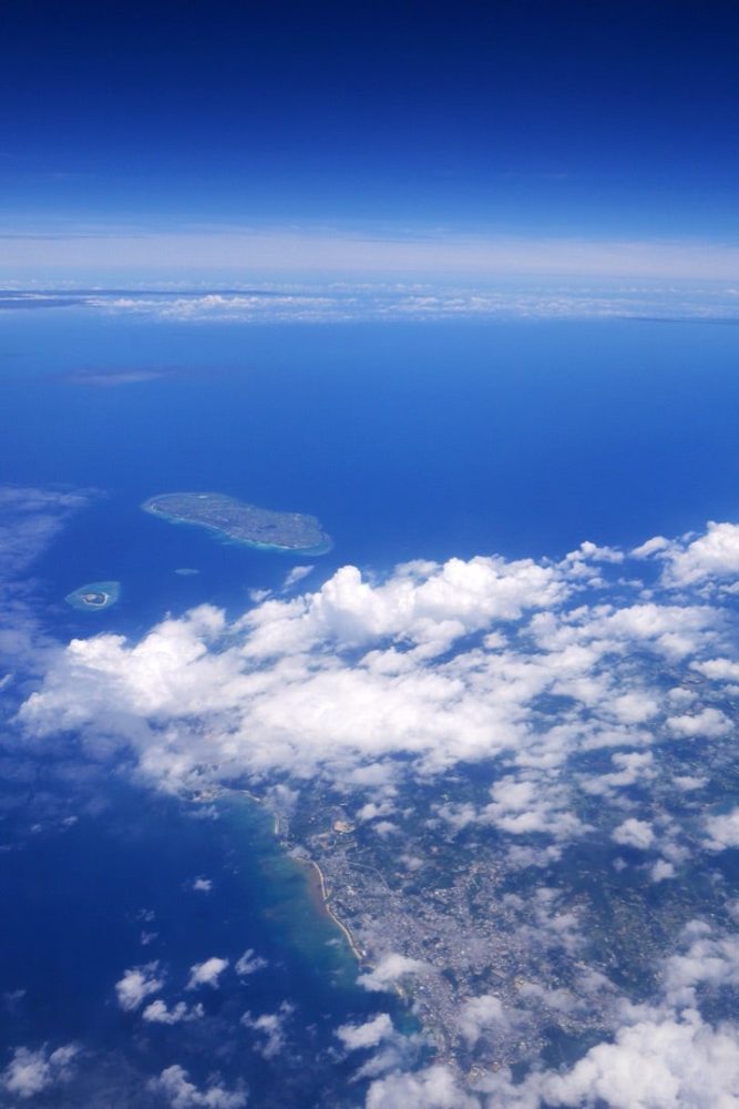 下地島空港からの帰りに飛行機から離島を眺めたよ／沖縄・宮古島