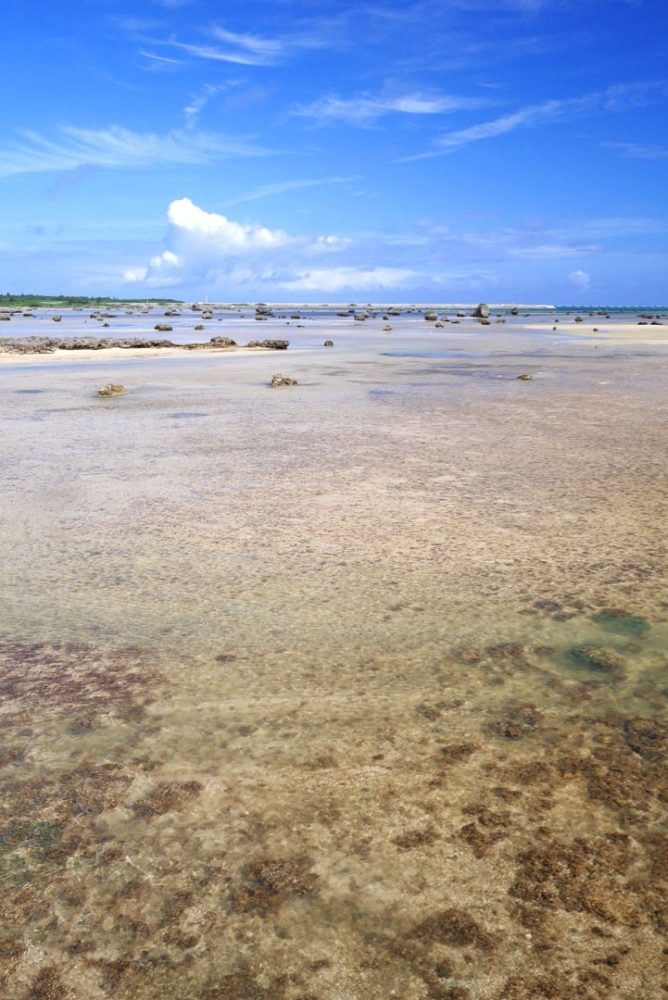 遠浅の浜に無数の岩が点在する天然ビーチ「佐和田の浜」／宮古島・伊良部島