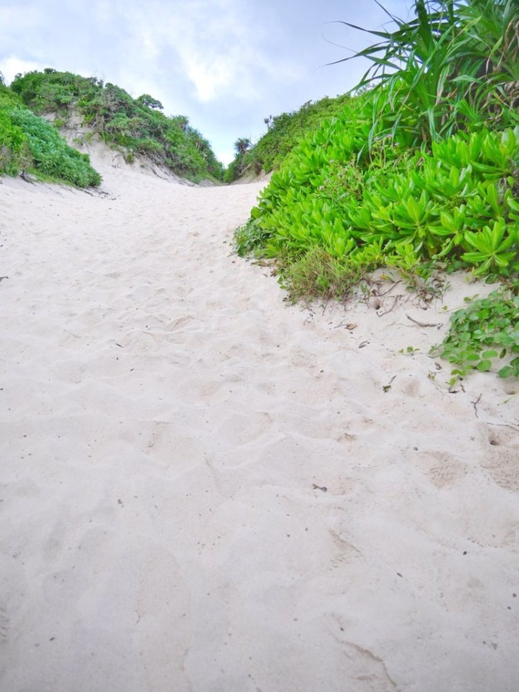 白い砂浜と岩のアーチが印象的な観光スポット「砂山ビーチ」／宮古島