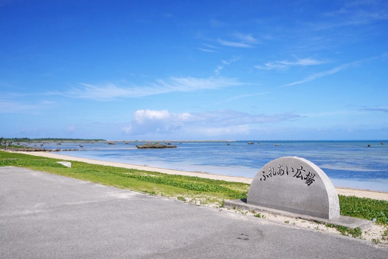 遠浅の浜に無数の岩が点在する天然ビーチ「佐和田の浜」／宮古島・伊良部島