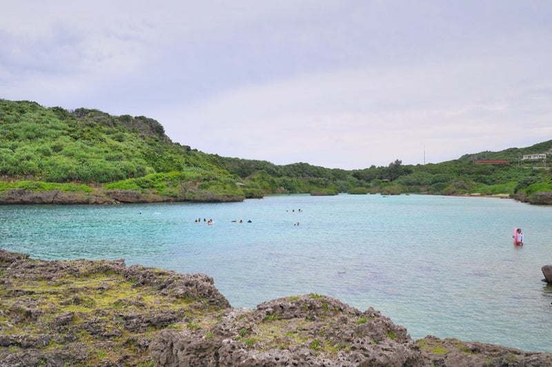 天然の入り江になっている地形を生かした海浜公園「イムギャーマリンガーデン」／宮古島