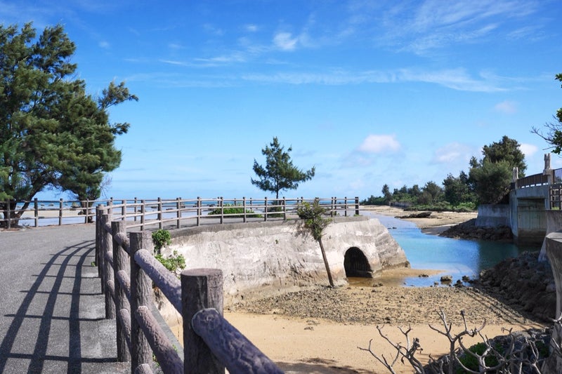 遠浅の浜に無数の岩が点在する天然ビーチ「佐和田の浜」／宮古島・伊良部島