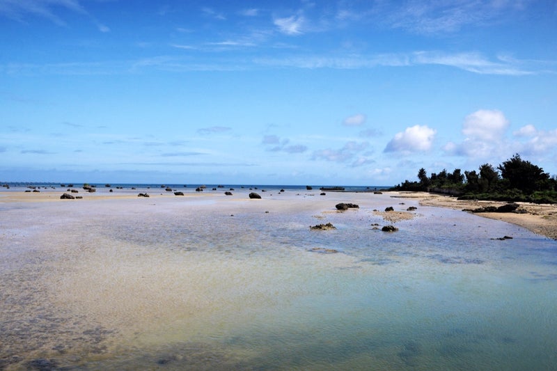 遠浅の浜に無数の岩が点在する天然ビーチ「佐和田の浜」／宮古島・伊良部島