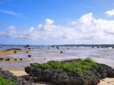 白い砂浜と岩のアーチが印象的な観光スポット「砂山ビーチ」／宮古島