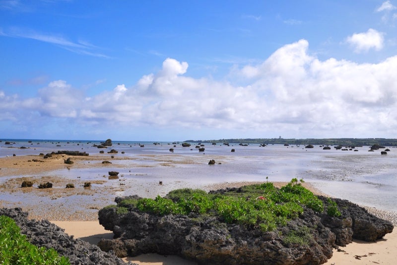 遠浅の浜に無数の岩が点在する天然ビーチ「佐和田の浜」／宮古島・伊良部島