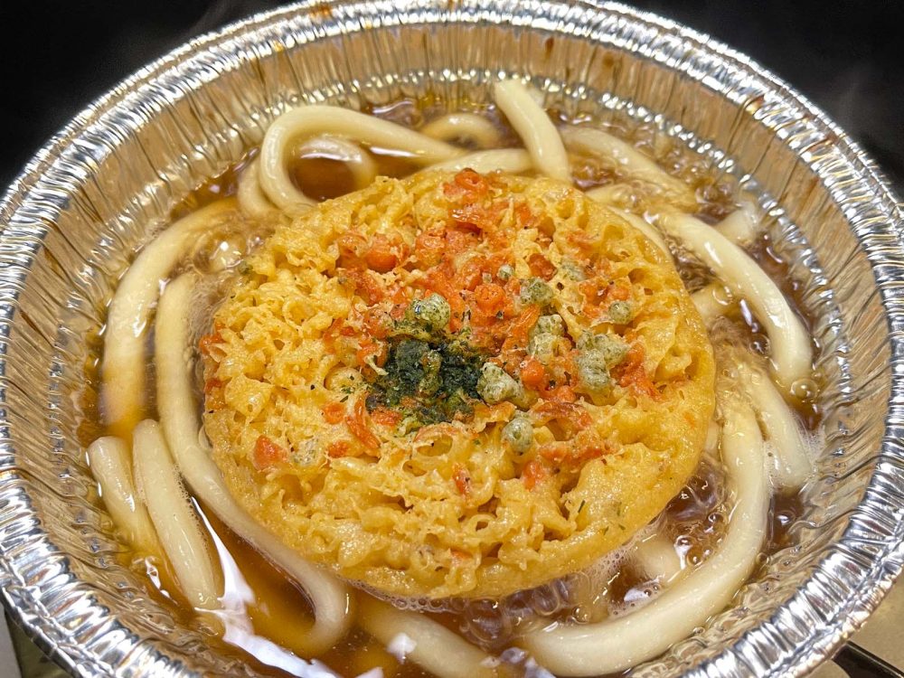 日清「どん兵衛」の特大天ぷらが入った"鍋焼きうどん"を食べたよ！