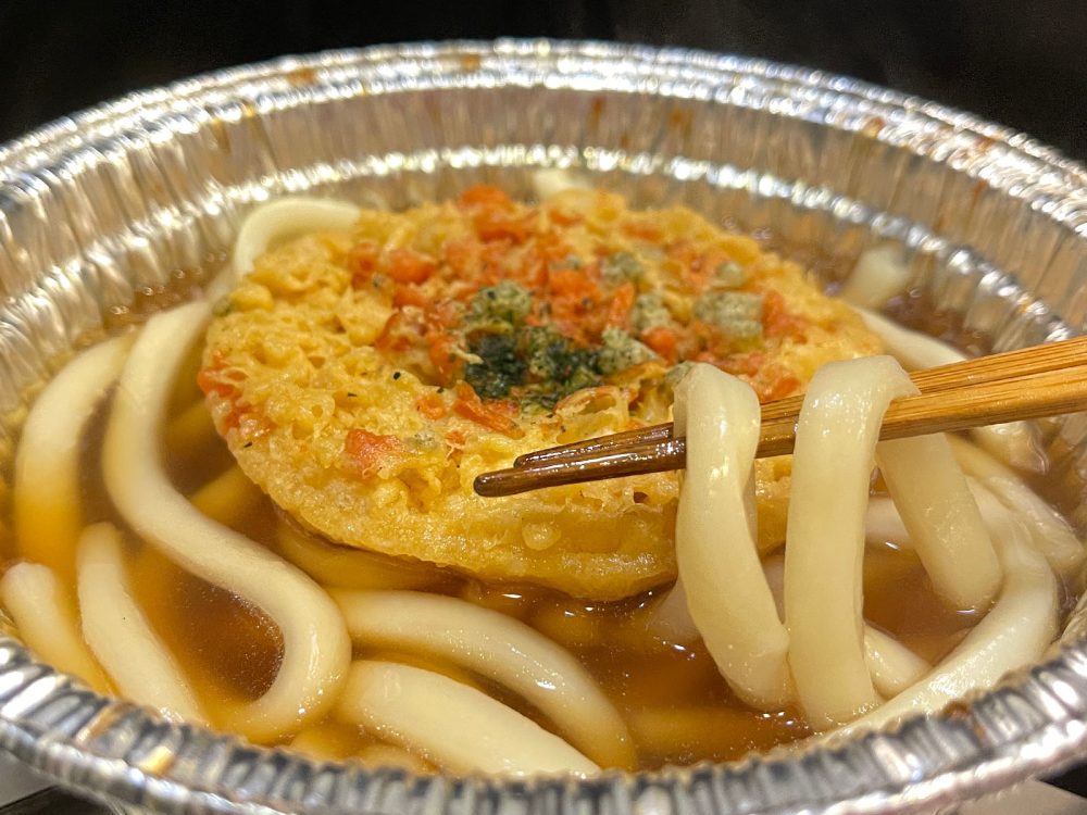 日清「どん兵衛」の特大天ぷらが入った"鍋焼きうどん"を食べたよ！