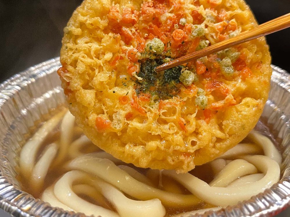 日清「どん兵衛」の特大天ぷらが入った"鍋焼きうどん"を食べたよ！