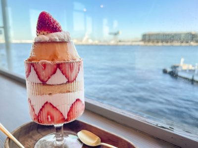 ぷかりさん橋「PIER21 MUSIC CAFE&BAR」で、愛しのクリームソーダとプリンパフェ食べた／横浜・みなとみらい