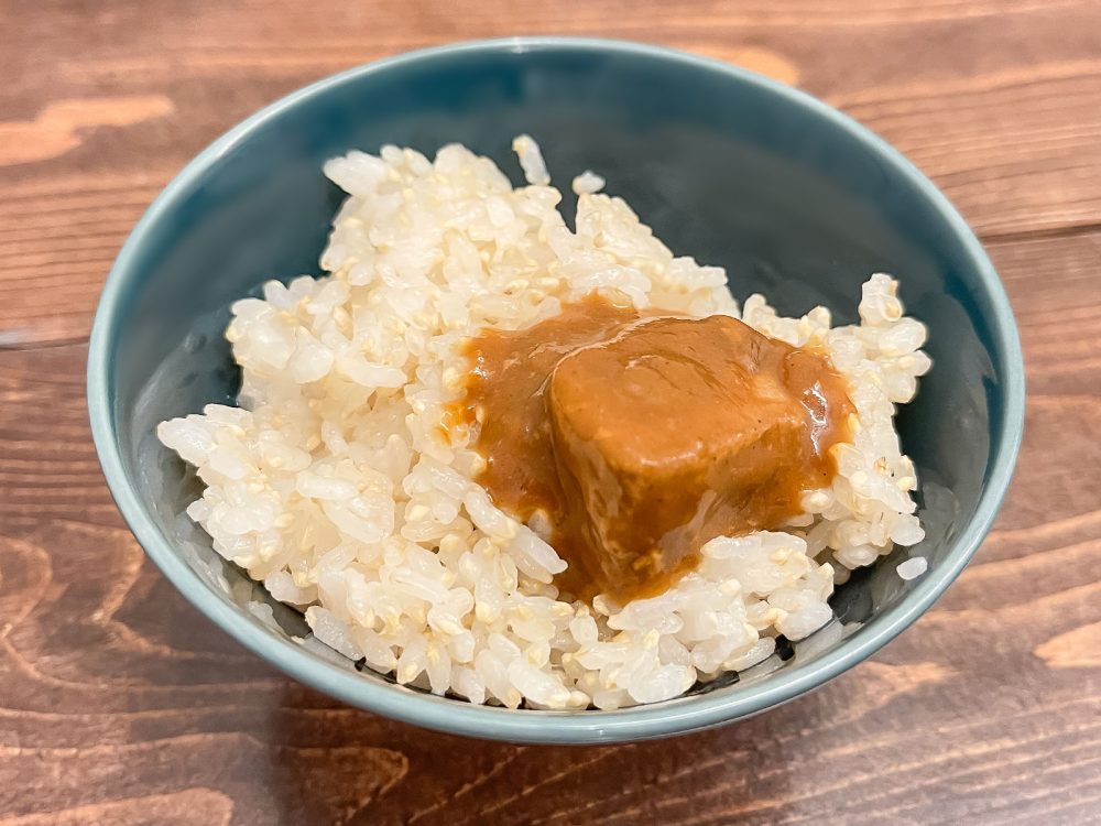 魚喜(2683)の株主優待で、オリジナルレトルトカレーの「まぐろカレー」がきたよ！