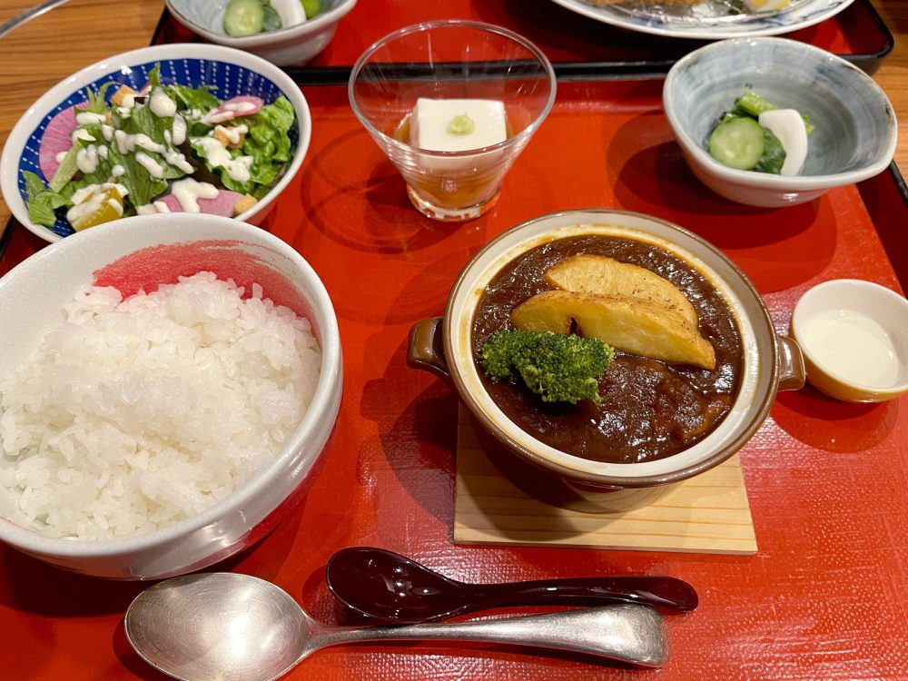 「横浜瀬里奈 浪漫茶屋」で黒毛和牛の牛かつ膳と特製ビーフシチュー膳食べたよ！