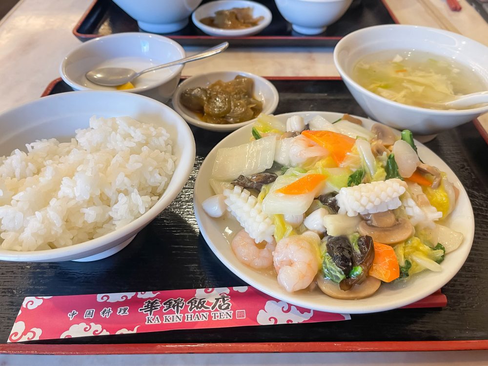 「華錦飯店(かきんはんてん)」で"活ホッキ貝のニンニクソース蒸し"と"海鮮八宝菜"食べた／横浜中華街