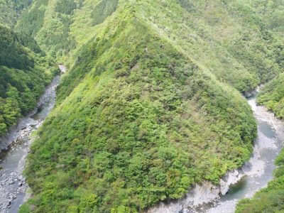 深く切り込んだV字型の渓谷「ひの字渓谷」祖谷渓の小便小僧／徳島県三好市