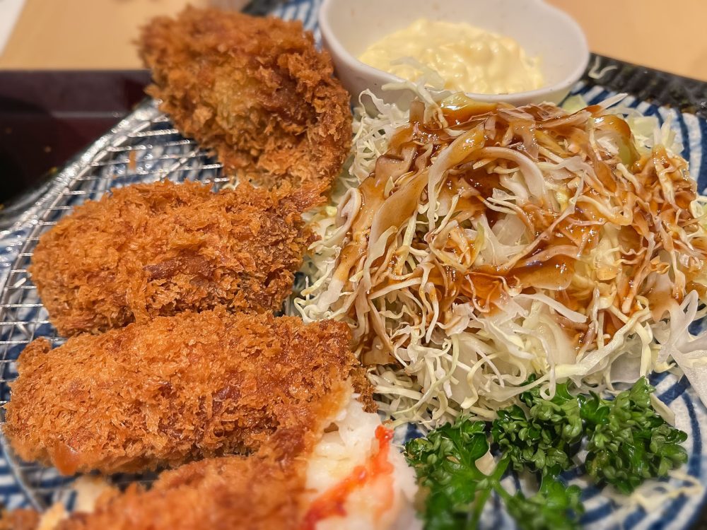 とんかつ「馬車道さくら」で"皇帝の海老フライ"と広島県産牡蠣の"カキフライ"食べた！／横浜・馬車道