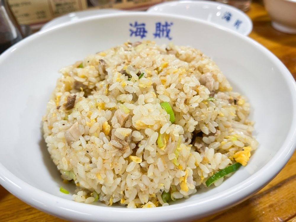 ボリュームたっぷりで有名な「味のラーメン 海賊」で"チャーハン"と"肉うま煮"食べたよ！／横浜・馬車道