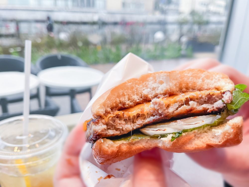 フレッシュネスバーガーで、神戸牛チーズバーガーとクラシックアボカドクリームチーズバーガー食べたよ！