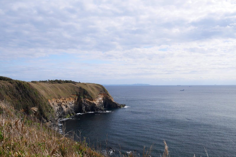 三浦半島の先端に位置する城ヶ島の「ウミウ展望台」と「馬の背洞門」