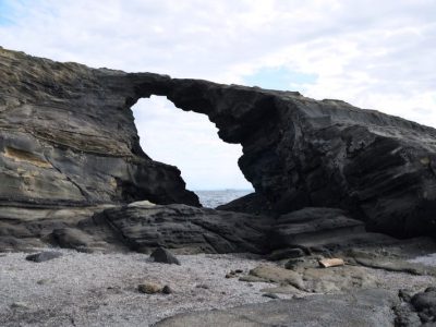 三浦半島の先端に位置する城ヶ島の「ウミウ展望台」と「馬の背洞門」