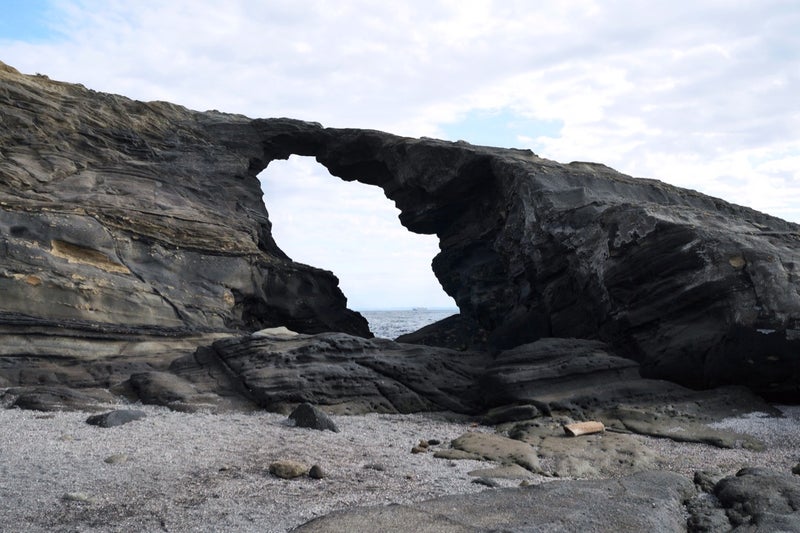 三浦半島の先端に位置する城ヶ島の「ウミウ展望台」と「馬の背洞門」