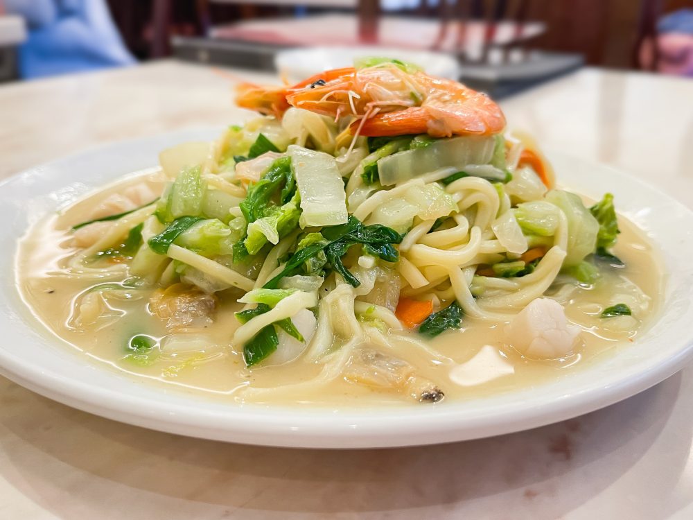 鮮魚店直営「華錦飯店」で大海老の紅白盛合せ、海鮮煮込みそば、レバニラ食べた！／横浜中華街