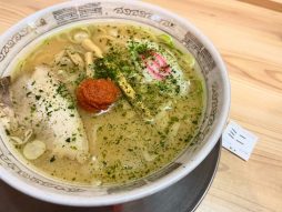 新横浜ラーメン博物館で「山形赤湯からみそラーメン龍上海」と「博多の八ちゃんラーメン」食べたよ