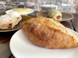 ベーカリースクエアで「JUNIBUN BAKERY」白い明太フランス、「MAISON ICHI」いちじくとピスタチオパン食べた／横浜高島屋