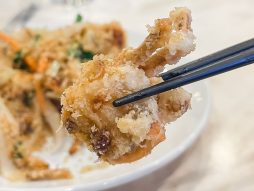 鮮魚店直営「華錦飯店」でソフトシェルクラブのニンニクパン粉炒め、ヤリイカとネギチップの塩胡椒炒め食べた／横浜中華街